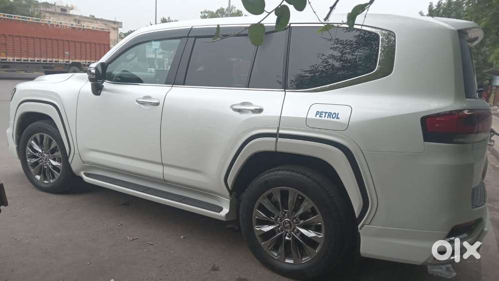 Toyota Land Cruiser Zx Petrol, 2025