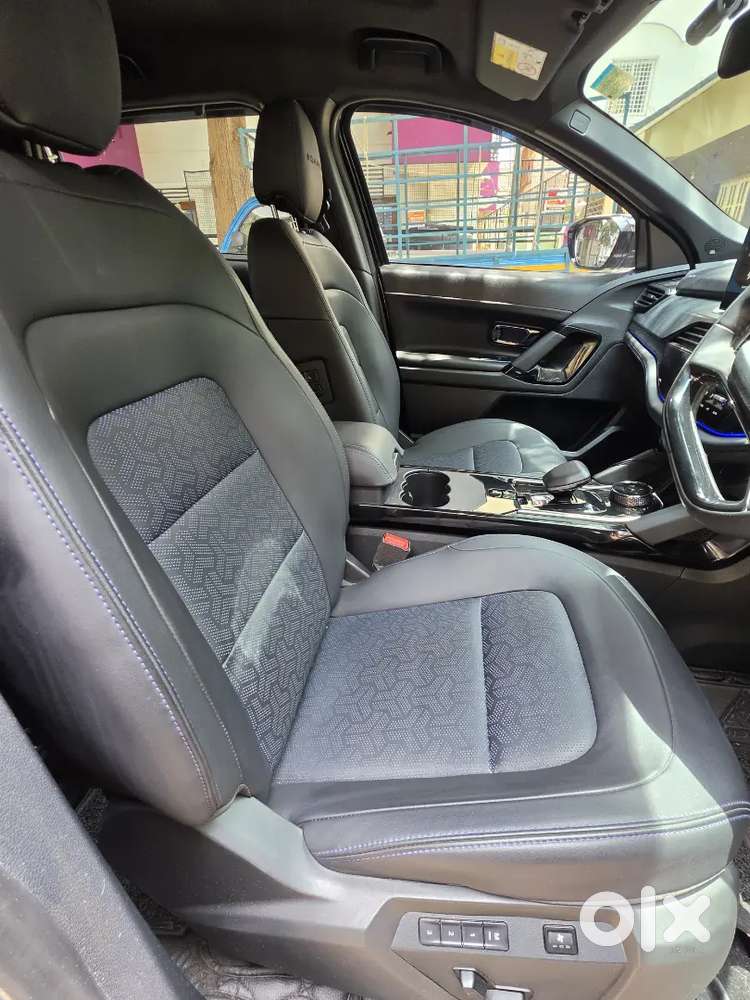 SAFARI 6S A BS6 P2 D ACC+DK (OBERON Black - Top End Dark Edition)
Seat