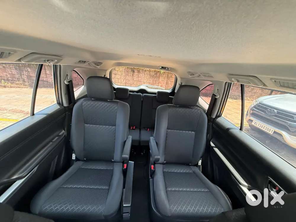 Toyota Innova Hycross 2.0 Petrol 2024