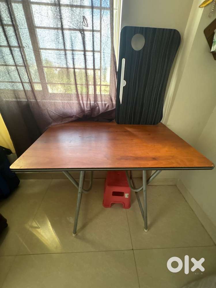 2 Tables, 2 carpets , 1 bean bag
