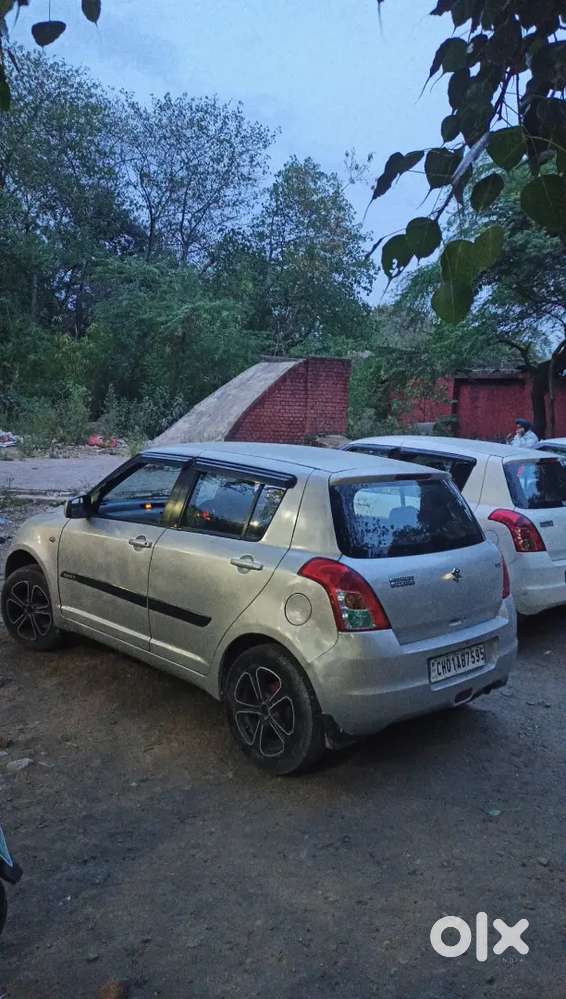 Maruti Suzuki Swift 2010 Cng & Petrol Company Fitted 94000 Km Driven..