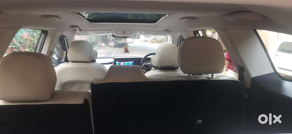 Mahindra Xuv700 2.0 Ax 7 Petrol At Str, 2023, Petrol