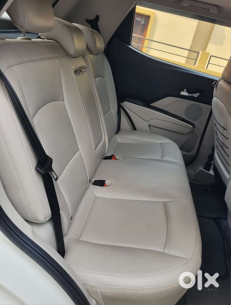 Mahindra Xuv300 1.2 W8 (o) Amt Petrol, 2023, Petrol