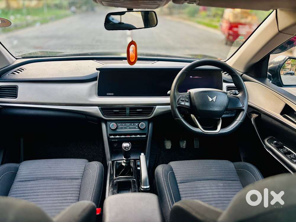 Mahindra Xuv700 Ax 5 Petrol Mt Str (e), 2022, Petrol