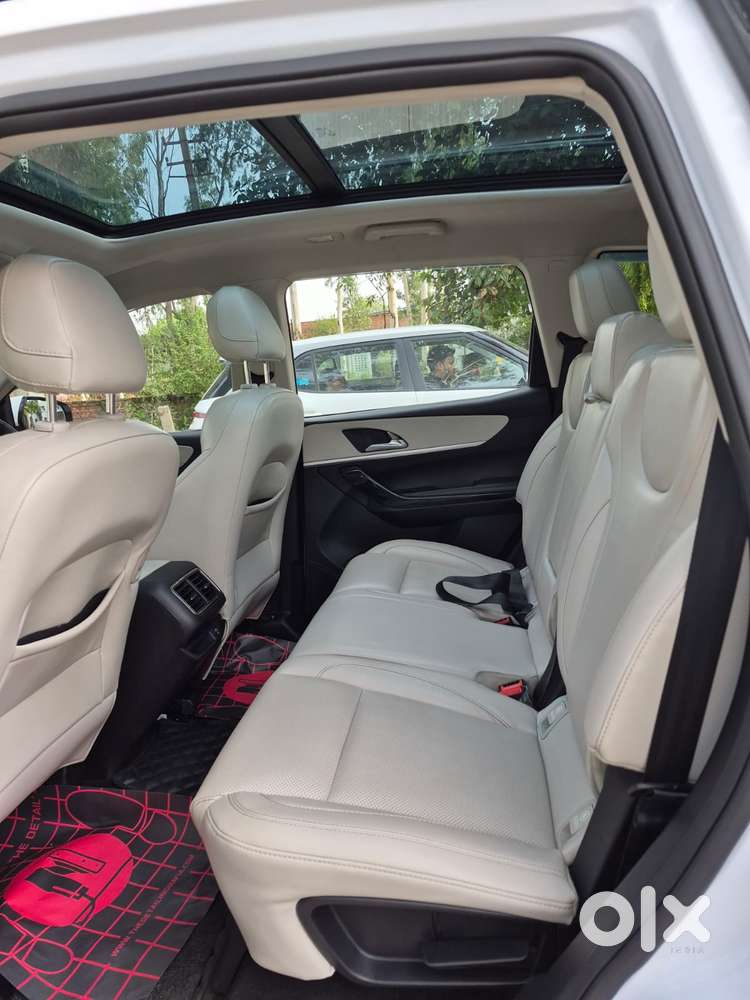 Mahindra Xuv700 2.0 Ax 7 Petrol At Str, 2024, Petrol