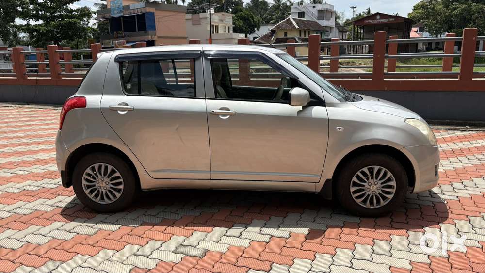 Maruti Suzuki Swift Lxi Bsiv, 2010, Petrol