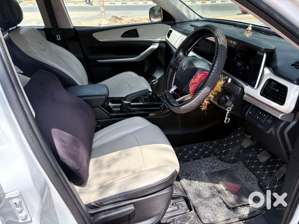 Mahindra Xuv700 2.0 Ax 3 Petrol Mt 5 Str, 2023, Petrol