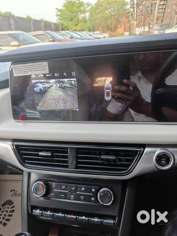 Mahindra Xuv700 2.0 Ax 5 Petrol Mt 7 Str, 2025, Petrol