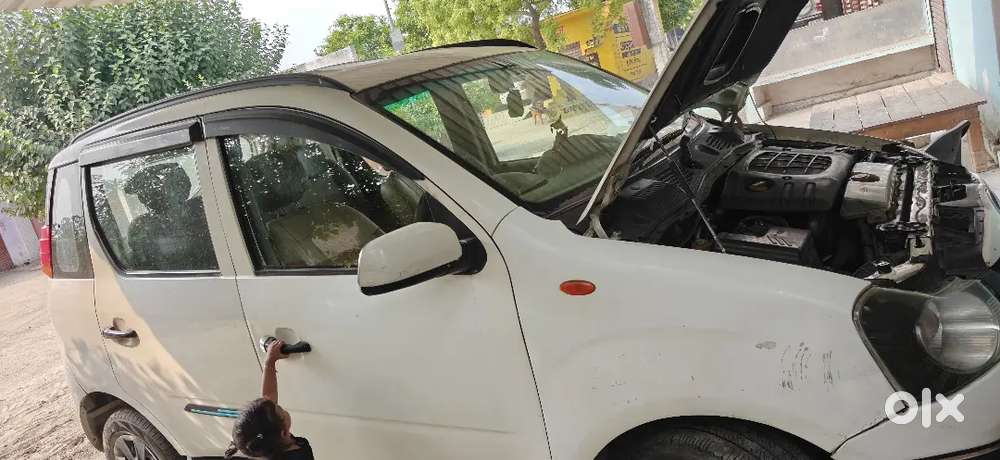 महिंद्र क्वांटो C4  में चारों टायर नया पड़े गाड़ी के सर्विस भी करवादी