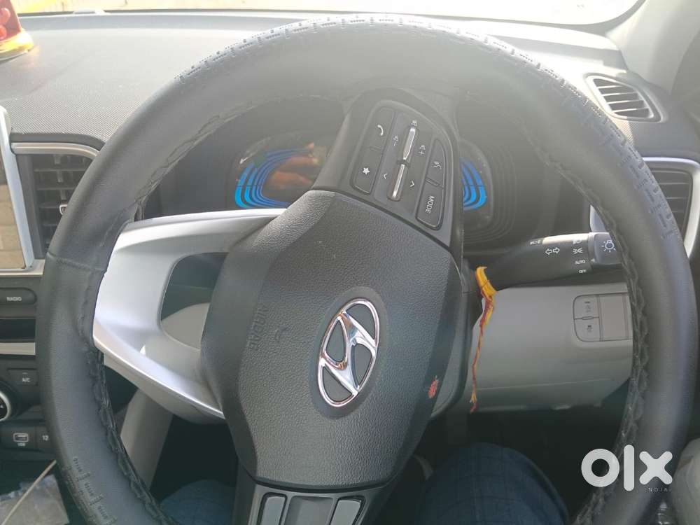 Hyundai Venue 2025 Petrol 6000 Km Driven