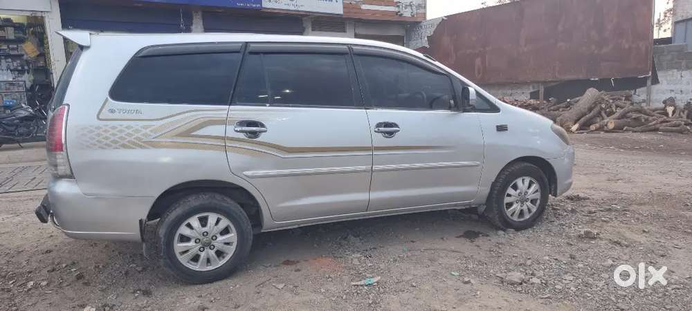 Toyota Innova V 8 Sitter