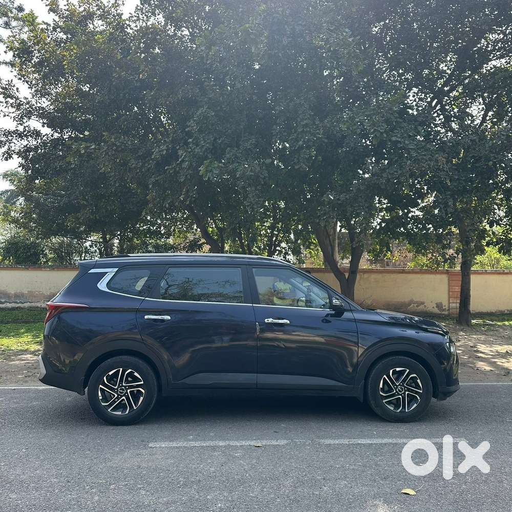 Kia Carens 2022 Diesel Next To Showroom