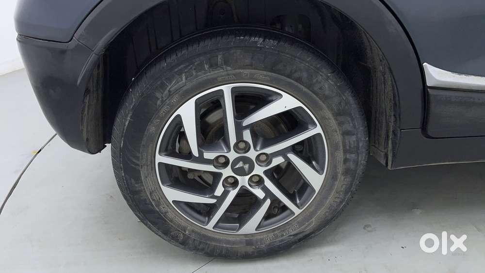 Mahindra Xuv300 1.2 W8 (o) Amt Petrol, 2023, Petrol