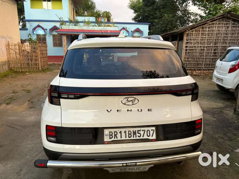 Hyundai Venue 2024 Petrol Well Maintained