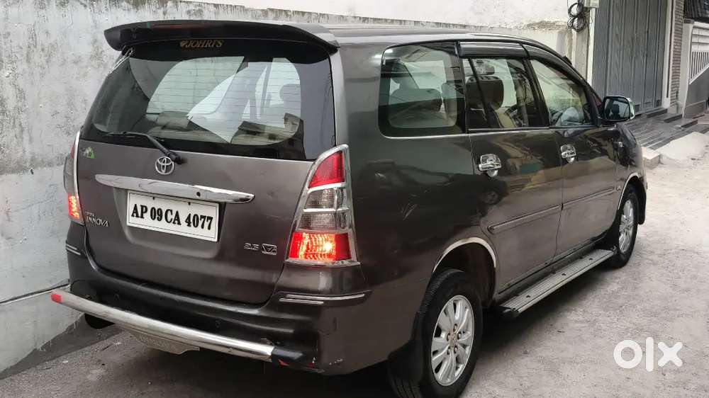 Toyota Innova 2010 2.5v 8 Seater
