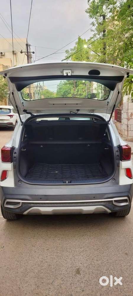 Kia Seltos White Htx + Petrol Car 2022
