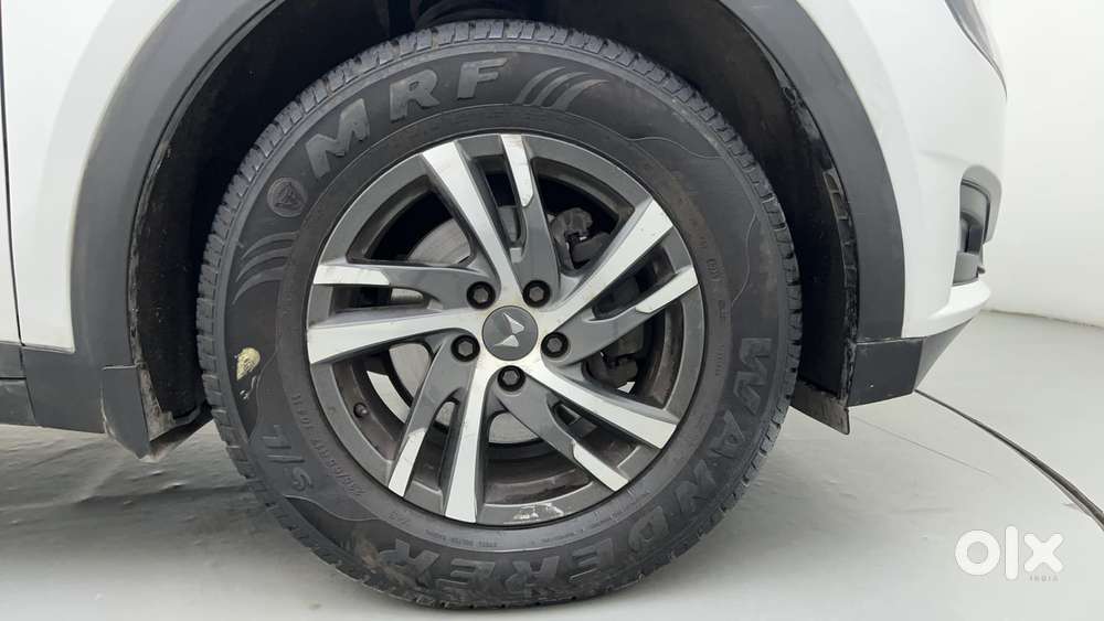 Mahindra Xuv700 2.0 Ax 5 Petrol Mt Str, 2022, Petrol