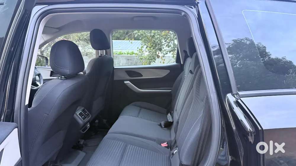 Mahindra Xuv700 2024 Petrol 15000 Km Driven 7 Seater