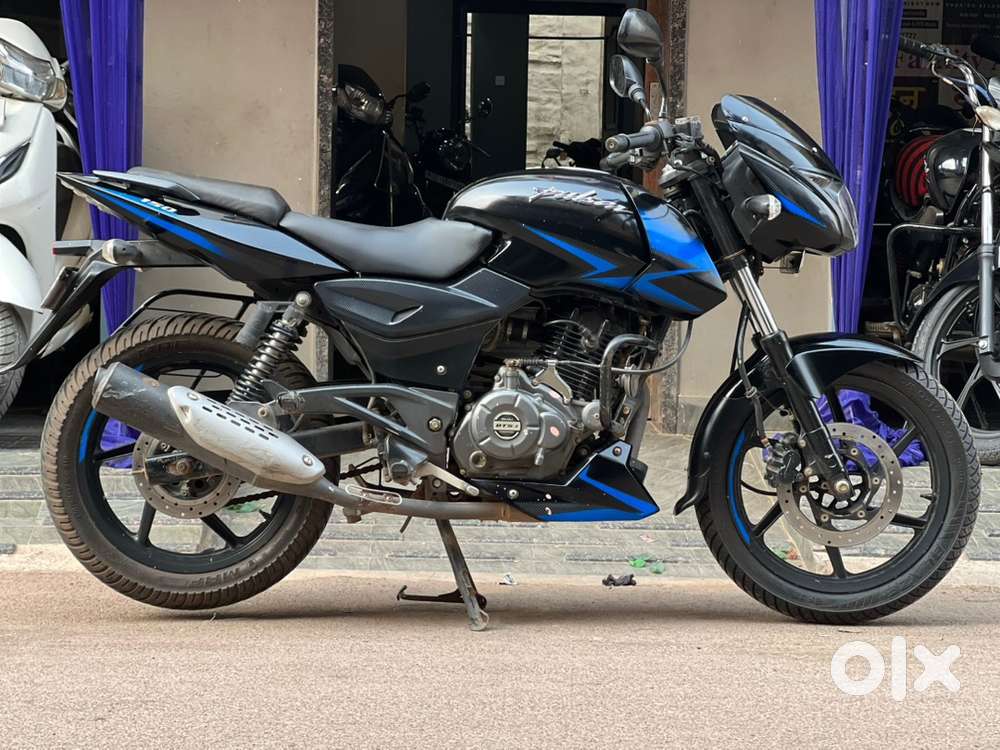 Bajaj pulsar double disc split seat model 2019 in showroom