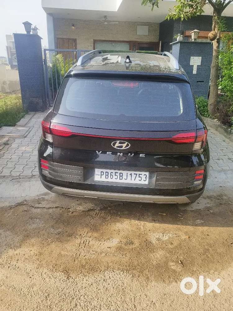 Hyundai Venue 2024 (october )petrol 15000 Km. Fixed Price.