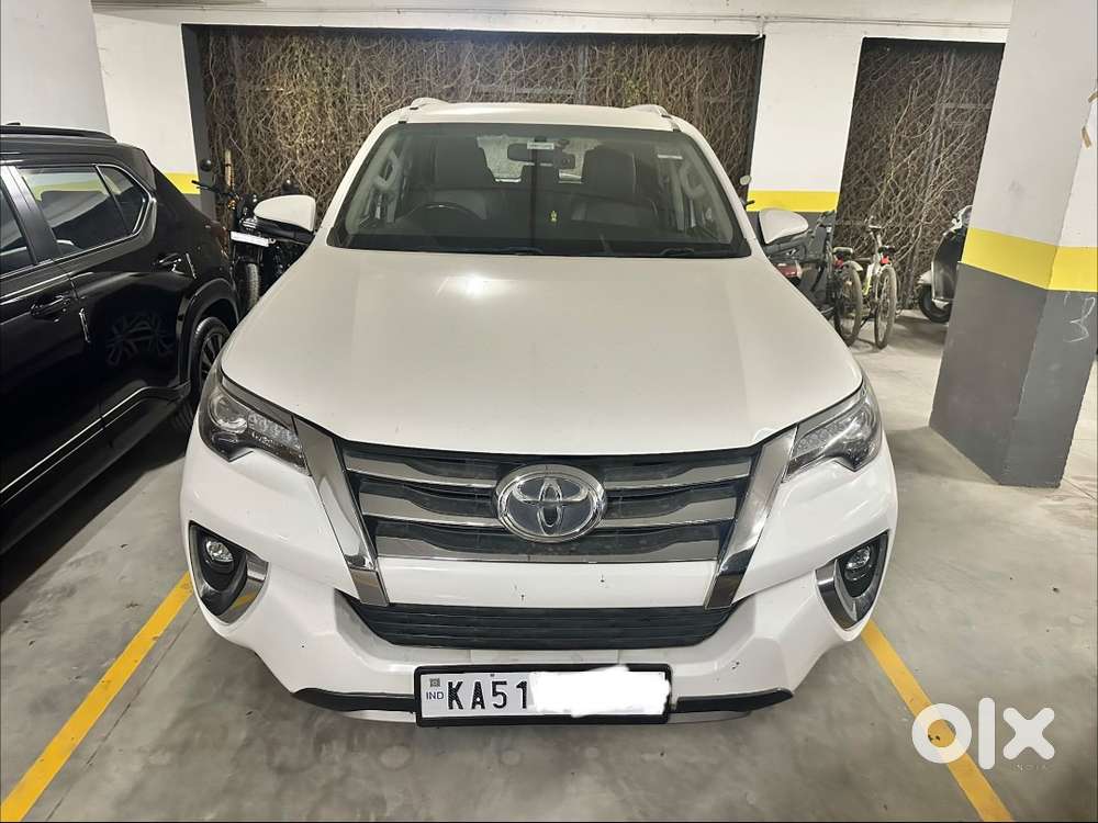 2018 White Fortuner 4x4 At