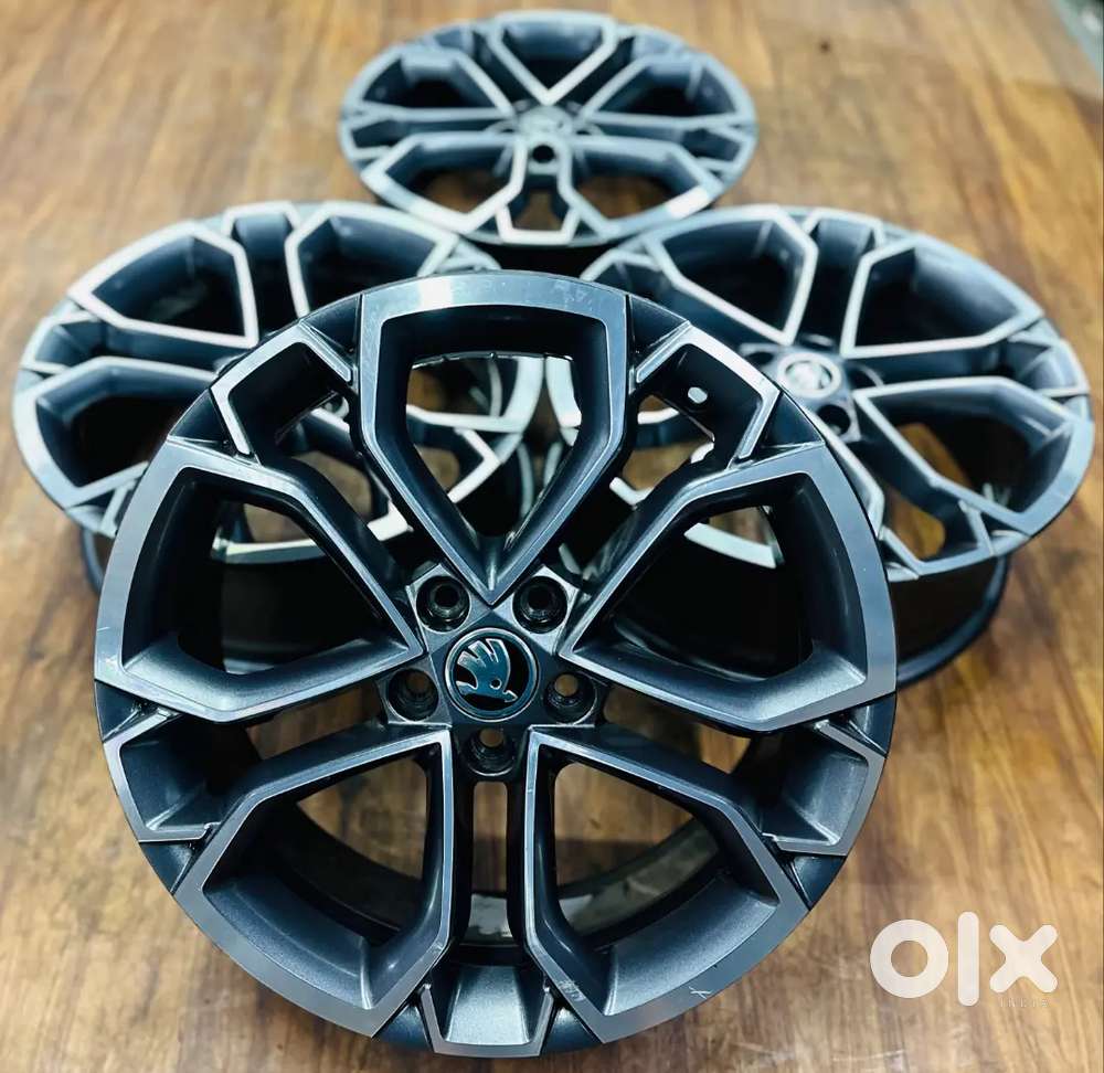 17inch 5*100pcd Skoda kushaq Dual Tone OEM Alloys set of 4