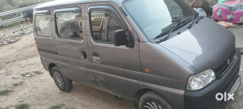 New Gadi Hai One Hend Chalane Vala Koi Nahi Hai
