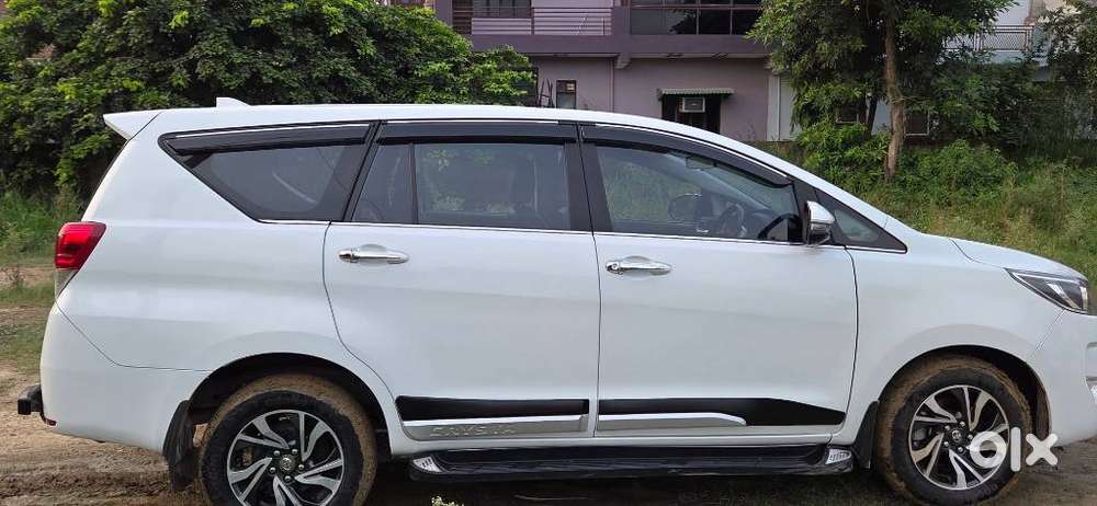 Toyota Innova Crysta [2020-ongoing] 2.4 Gx 8 Str, 2025, Diesel