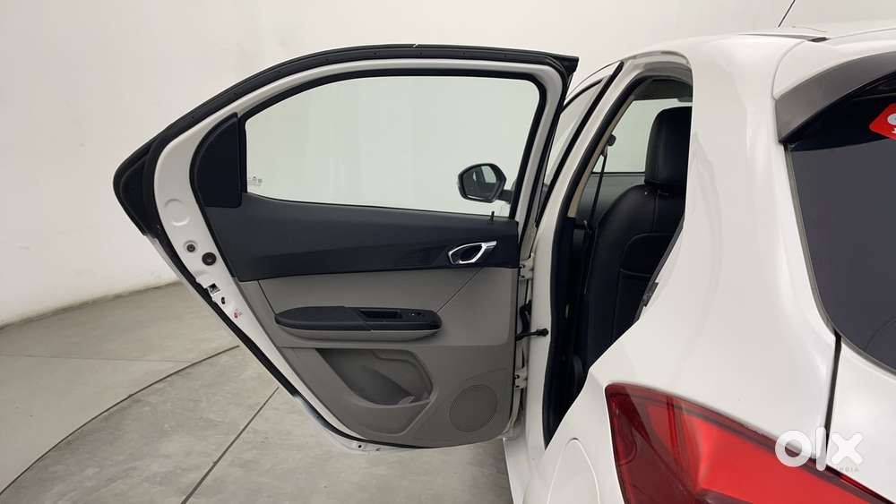 Tata Tiago Xza, 2017, Petrol