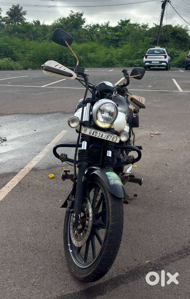 Bajaj Avenger 220 Street