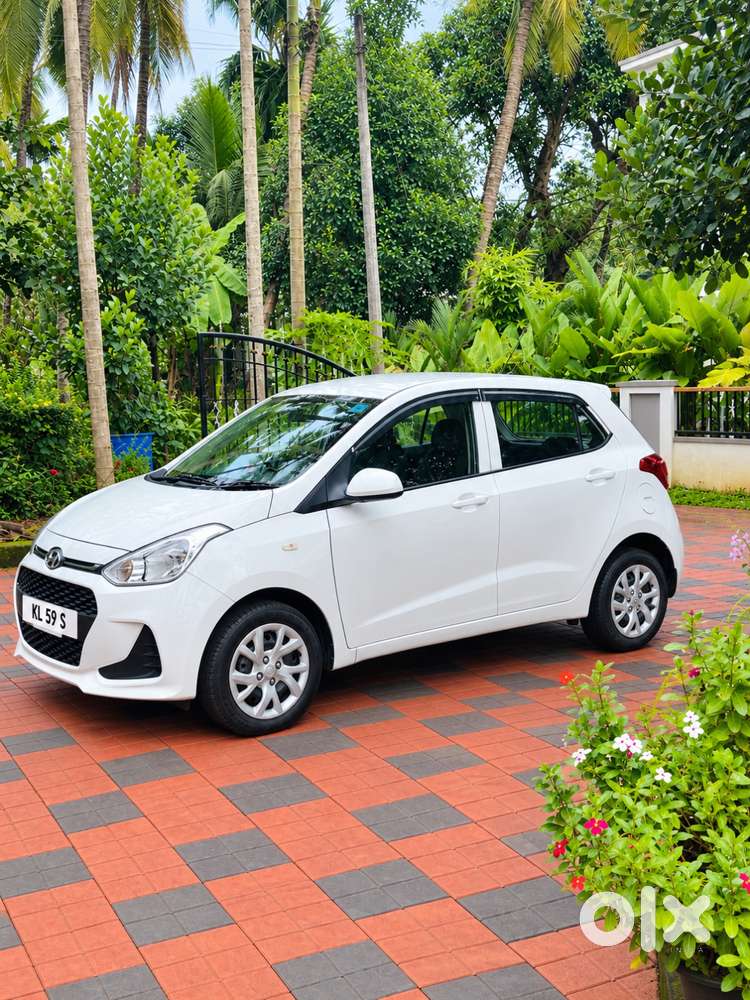 Hyundai Grand I10 2018 Reverse Camera Available And Apple Carplay