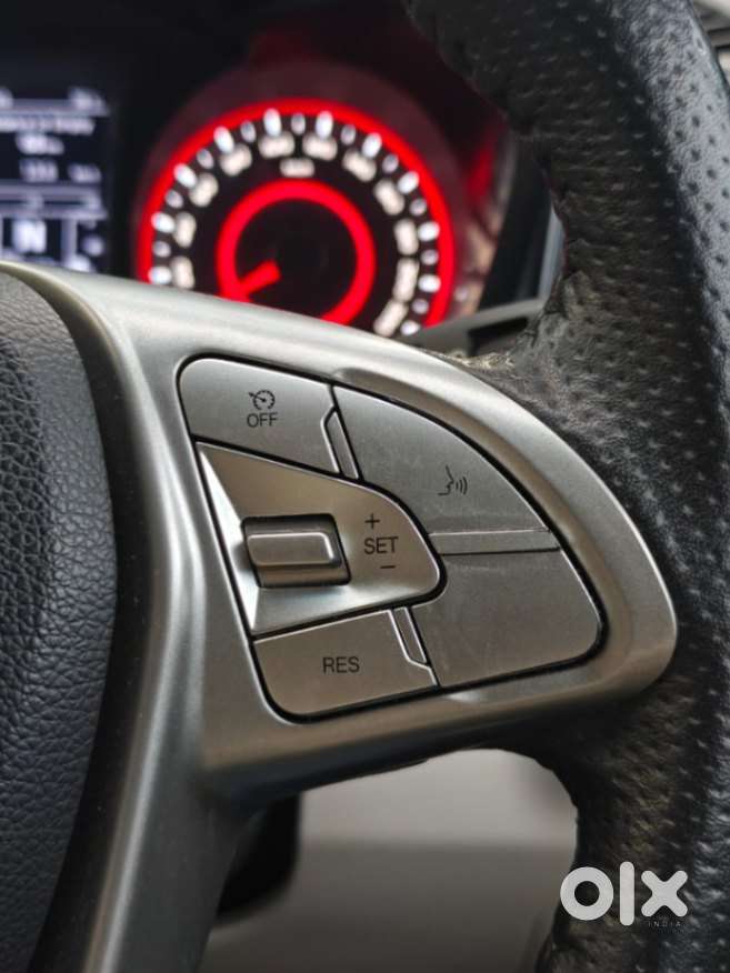 Mahindra Xuv300 1.2 W8 (o) Amt Petrol, 2022, Petrol