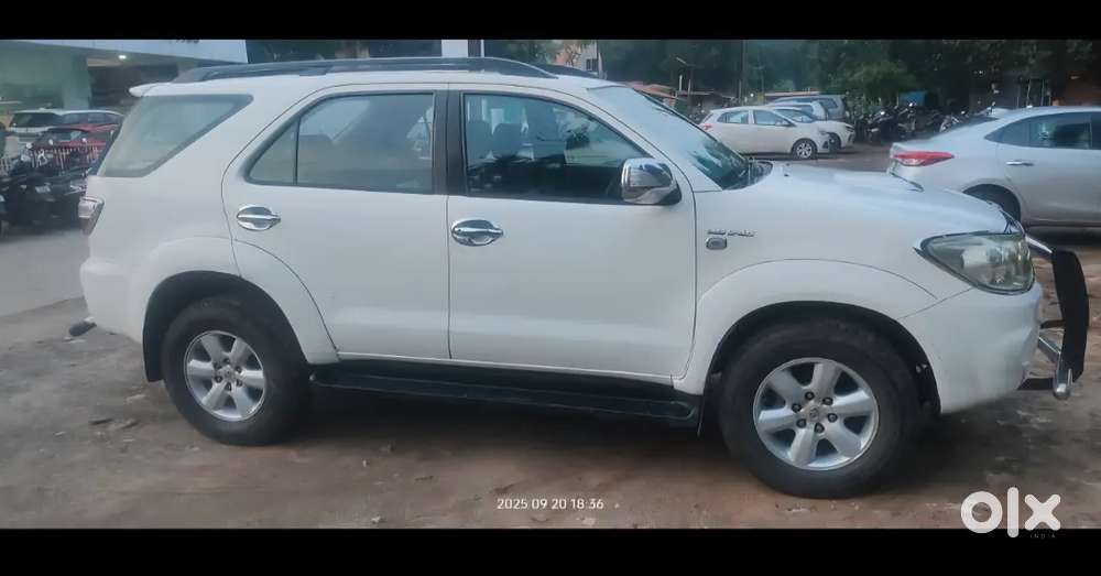Toyota Fortuner 2011 Diesel 300000 Km Driven