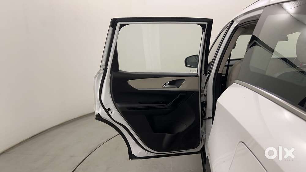 Mahindra Xuv700 2.2 Ax 7 Diesel At Luxury Pack Str, 2022, Diesel