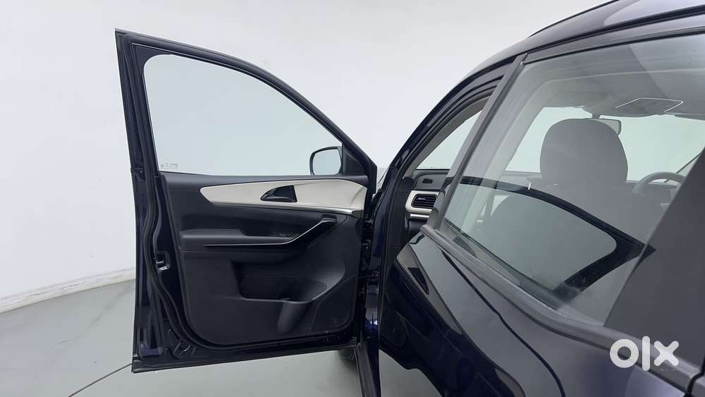 Mahindra Xuv700 2.0 Ax 5 Petrol At Str, 2023, Petrol