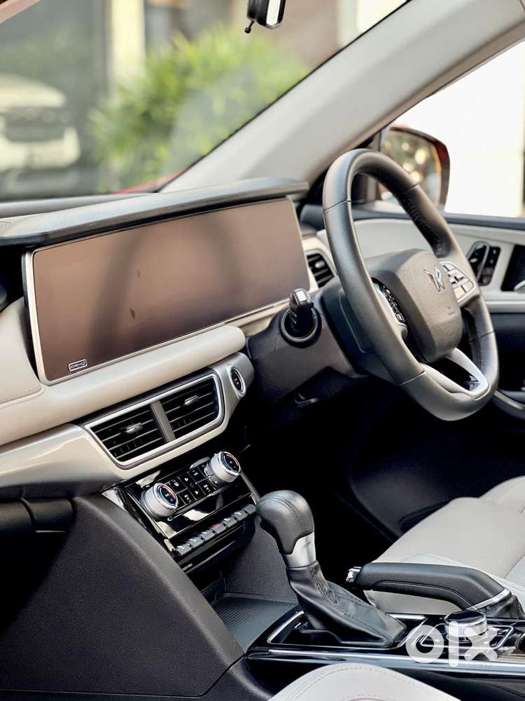 Mahindra Xuv700 2.0 Ax 7 Petrol At Str, 2023, Petrol