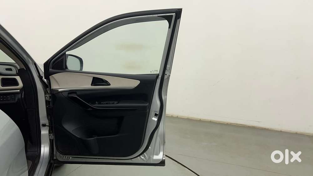 Mahindra Xuv700 2.2 Ax 5 Diesel At Str, 2022, Diesel