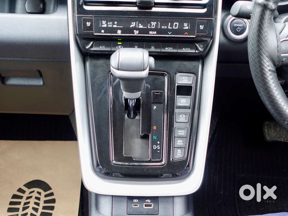 Toyota Innova Hycross 2.0 Zx Hybrid 7 Str, 2023, Petrol