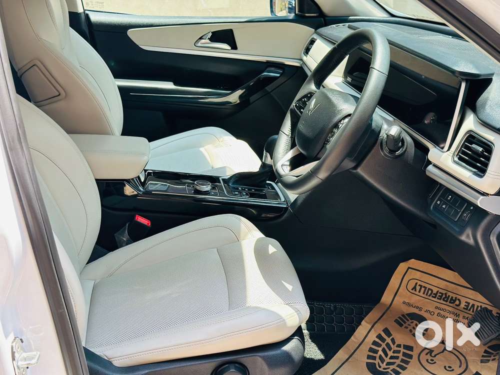 Mahindra Xuv700 2.2 Ax 7 Diesel At Luxury Pack Str, 2025