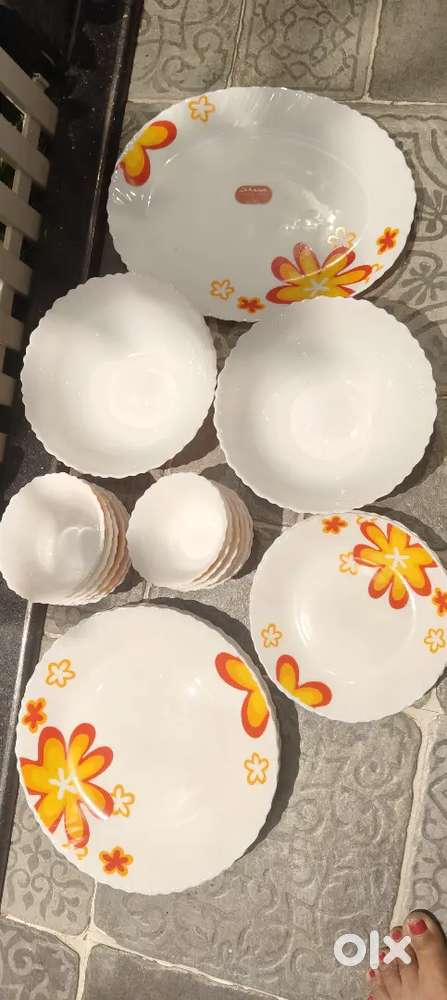 Premium porcelain crockery set