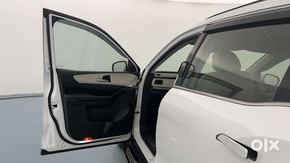 Mahindra Xuv700 2.0 Ax 7 Petrol Mt Str, 2022, Petrol