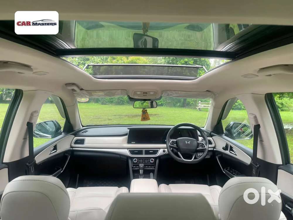 Mahindra Xuv700 2.0 Ax 7 Petrol At Str, 2023, Petrol