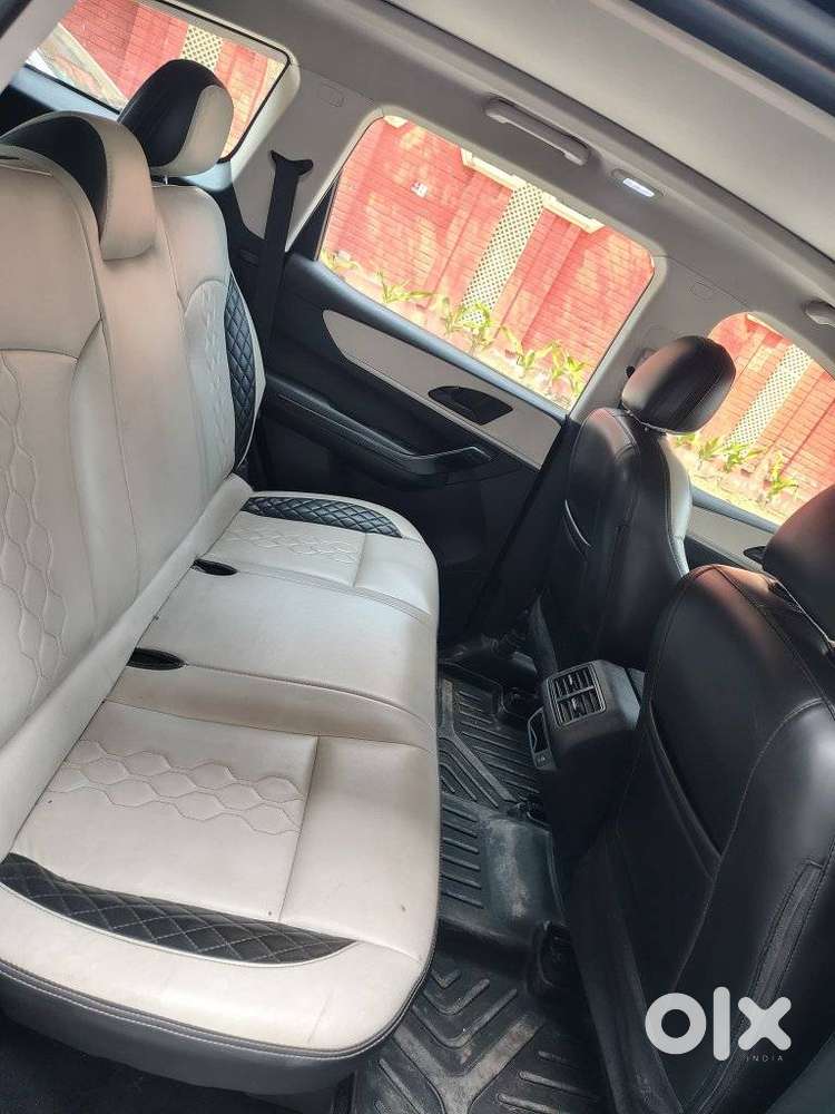 Mahindra Xuv700 2.0 Ax 5 Petrol Mt Str, 2022, Petrol