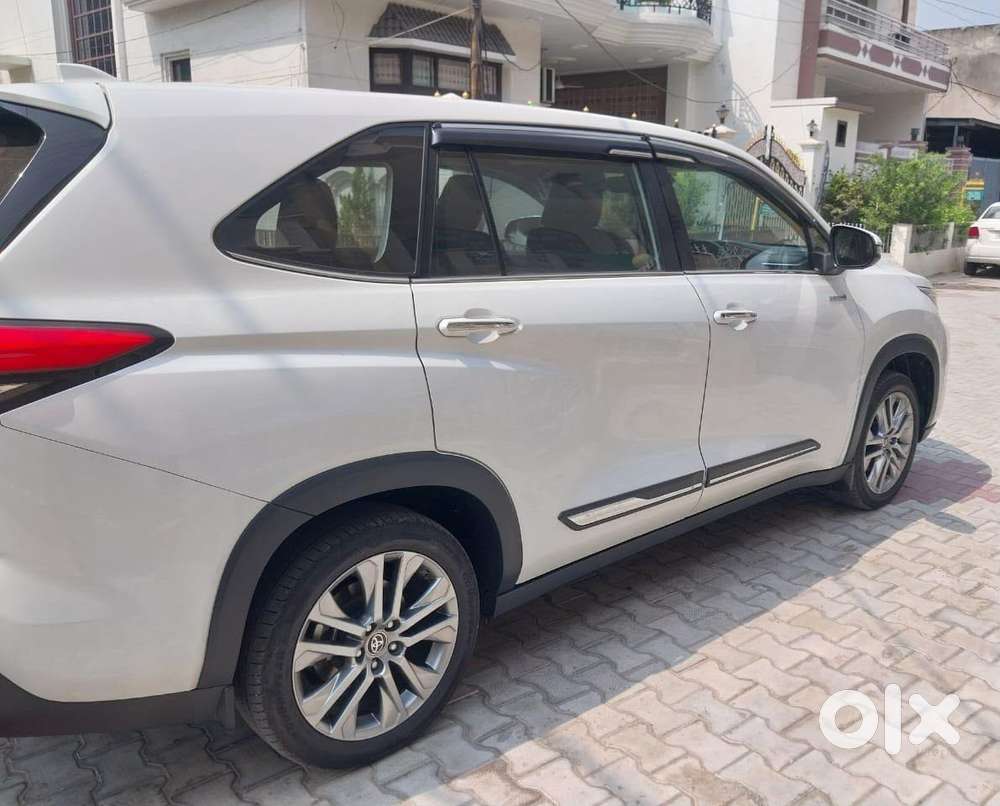 Toyota Innova Hycross 2.0 Zx (o) Hybrid 7 Str, 2024, Petrol