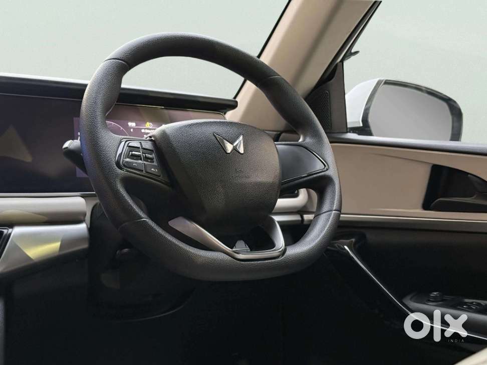 Mahindra Xuv700 Ax 5 Petrol Mt 7 Str (e), 2022, Petrol