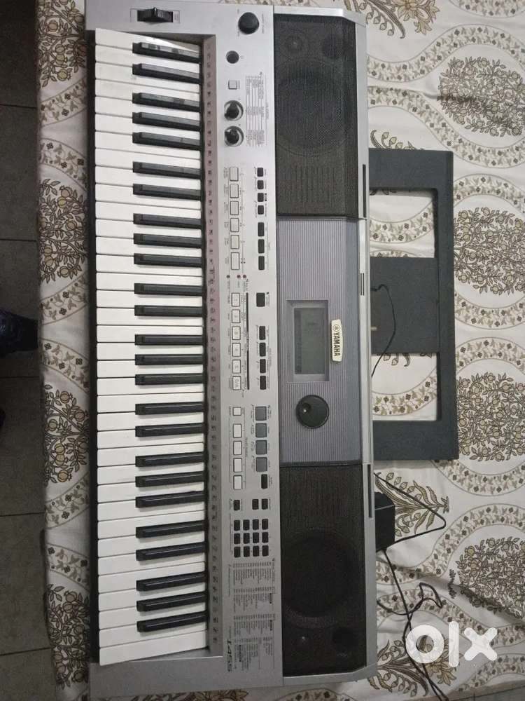 yamaha key board with 61 keys
