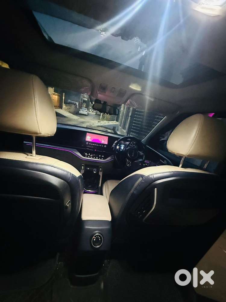 Kia Carens Luxery Plus Showroom Condition Car With Seervice Record