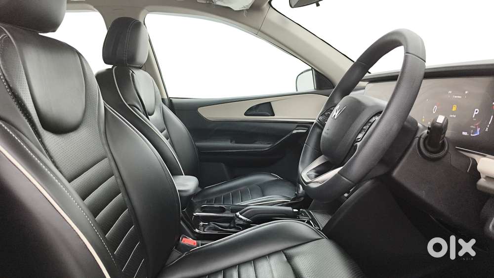 Mahindra Xuv700 2.0 Ax 7 Petrol At Str, 2024, Petrol