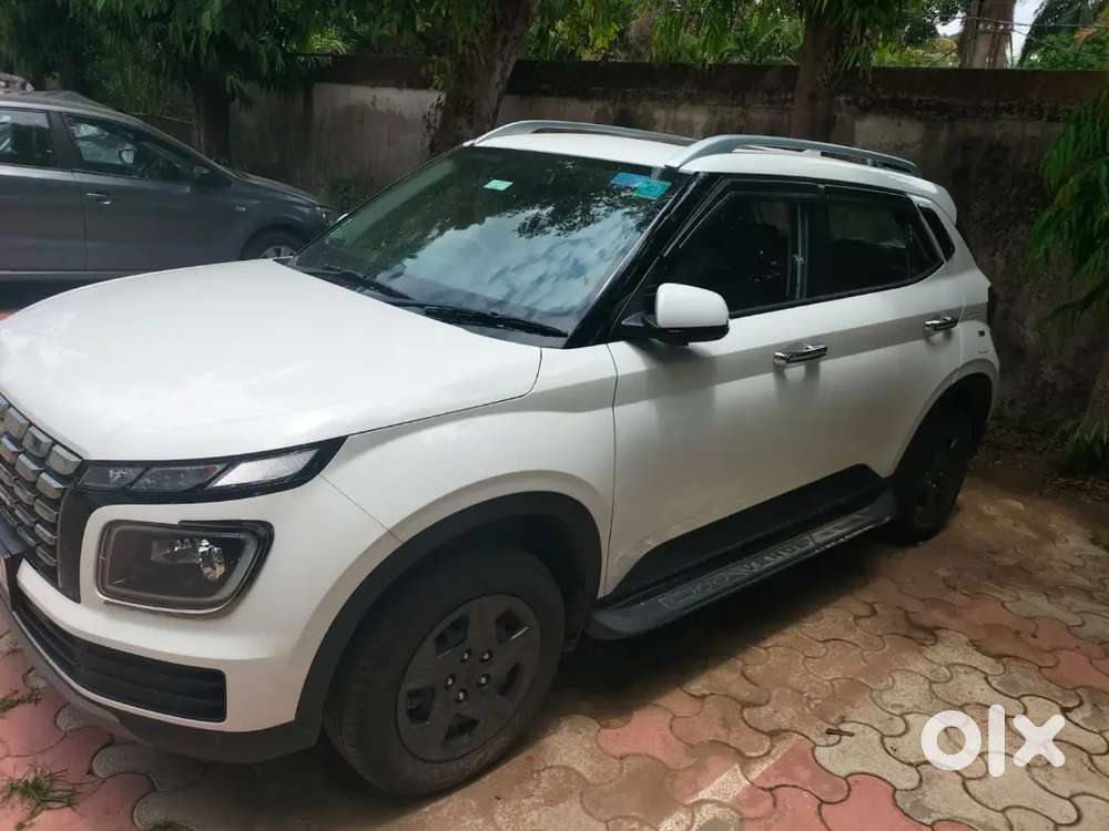 Hyundai Venue 2024 Petrol 8000 Km Driven