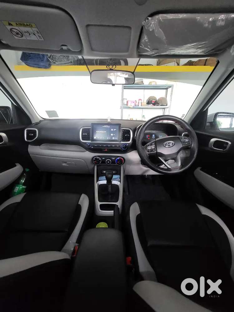 Hyundai Venue 2023 Petrol 6713 Km Driven
